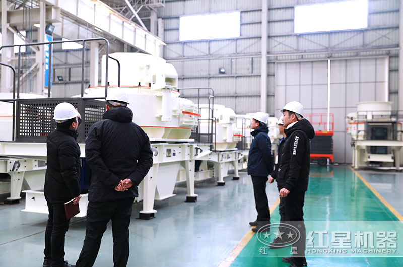 客戶來廠考察青石破碎生產(chǎn)設備 客戶來廠考察青石破碎生產(chǎn)設備