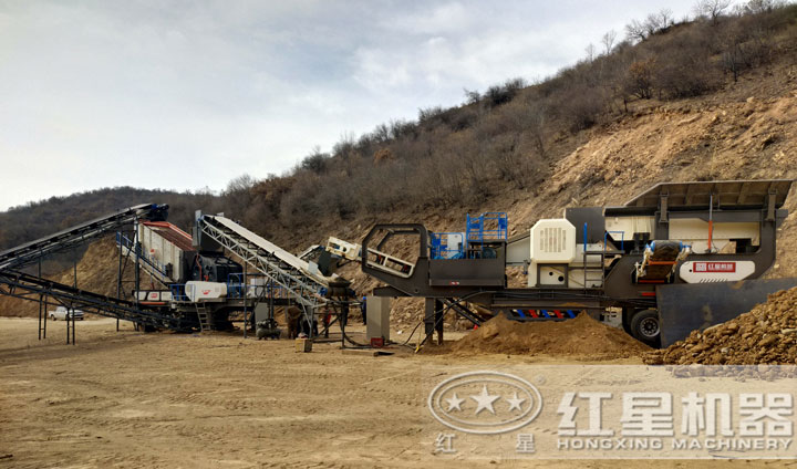 時產(chǎn)200噸移動破碎設備生產(chǎn)現(xiàn)場，運行平穩(wěn)，不間斷作業(yè)